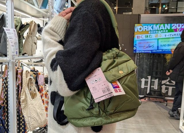 カーキのサテン素材トートバッグ