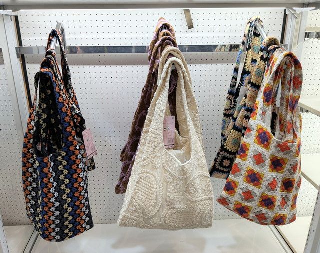 グラフィティ・トートバッグが並べられている