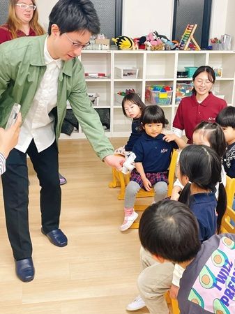 【愛知県名古屋市】園児がAIを英語で学ぶ「プロから学ぶ教育」を実施。保護者が講師となる新教育モデル