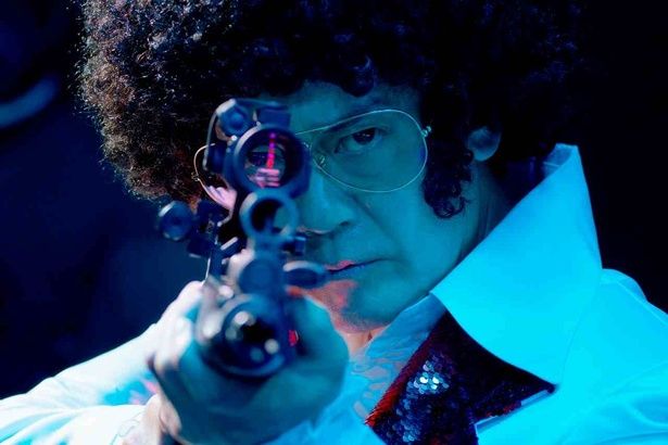 銃を構える樺山 [c]2026 Amazon Content Services LLC or its Affiliates.