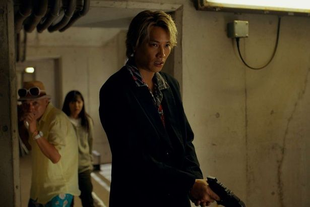 ギャンブルが銃を構える後ろで怯えているような大穴と一子 [c]2026 Amazon Content Services LLC or its Affiliates.