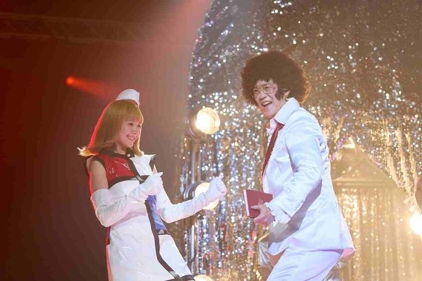 【写真を見る】樺山桃太郎のアシスタント、モンテレオーネ怜華をトリンドル玲奈が演じる [c]2026 Amazon Content Services LLC or its Affiliates.