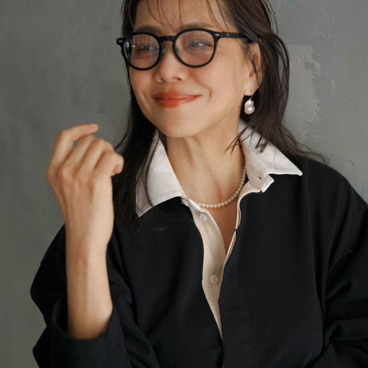 ラガーシャツ¥26,000／ウィム ガゼット（ウィム ガゼット 青山店）、パールネックレス¥46,200、ピアス¥50,600／ともにリューク、メガネ¥22,770／レイバン（ルックスオティカジャパン カスタマーサービス）