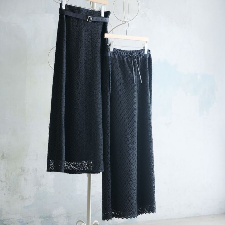 〈右から〉パンツ¥35,200／ハリス×ケイコ オカモト（金万）、レーススカート¥30,800／ロペ（ジュンカスタマーセンター）