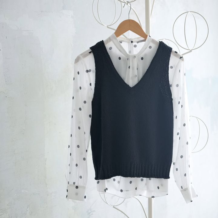 ドットブラウス¥37,400／セオリー リュクス（リンク・セオリー・ ジャパン）、ニット¥16,500／ハリス（金万）