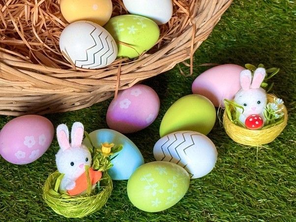 イースターエッグとウザギの置物