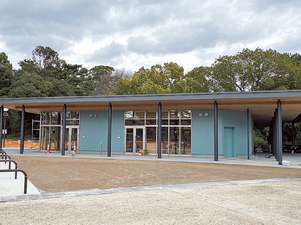 photo：服部緑地（完成間近のレストハウス外観）