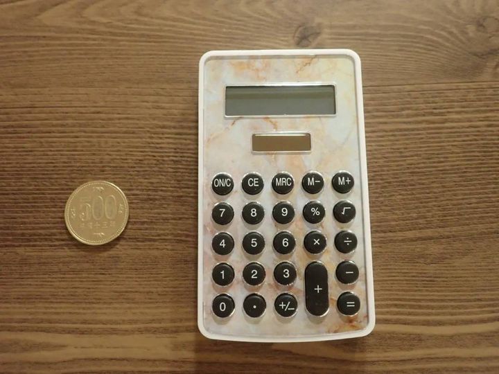 DAISO(ダイソー)：プリント電卓(ウッドandストーン調)