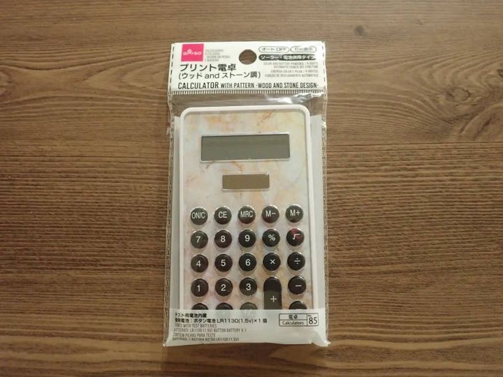 DAISO(ダイソー)：プリント電卓(ウッドandストーン調)