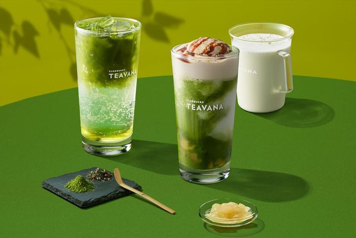 （左から）「煎茶抹茶 グリーン ティー スパークリング」、「煎茶抹茶 ティー フラペチーノ わらび餅入り」、「煎茶抹茶 クラフト ティー ラテ」