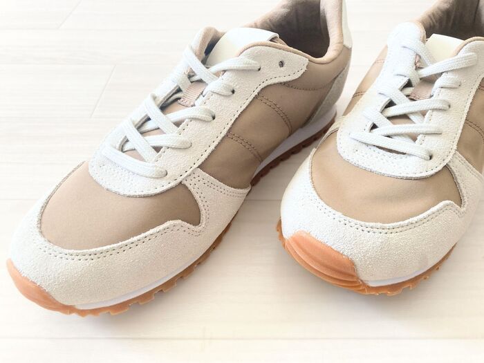 【ユニクロ：シー】40代の『春スニーカー』はナチュラルカラーが上品おしゃれ。履き心地もバツグンです♡