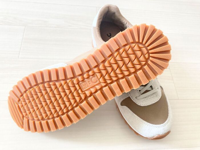 【ユニクロ：シー】40代の『春スニーカー』はナチュラルカラーが上品おしゃれ。履き心地もバツグンです♡