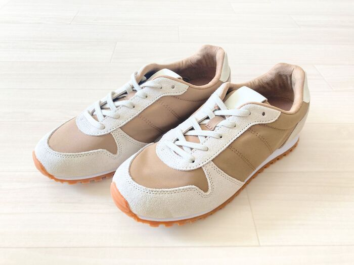 【ユニクロ：シー】40代の『春スニーカー』はナチュラルカラーが上品おしゃれ。履き心地もバツグンです♡