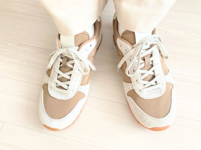 【ユニクロ：シー】40代の『春スニーカー』はナチュラルカラーが上品おしゃれ。履き心地もバツグンです♡