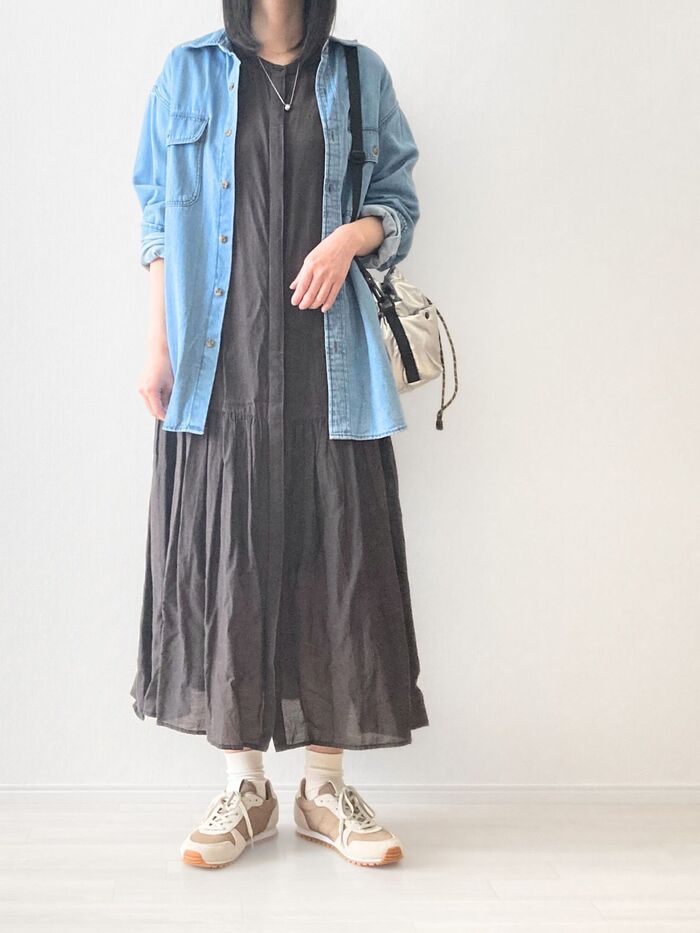 【ユニクロ：シー】40代の『春スニーカー』はナチュラルカラーが上品おしゃれ。履き心地もバツグンです♡