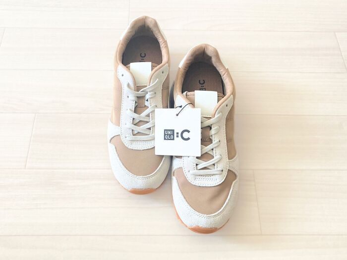 【ユニクロ：シー】40代の『春スニーカー』はナチュラルカラーが上品おしゃれ。履き心地もバツグンです♡