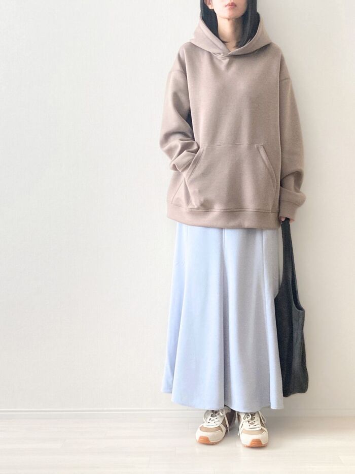 【ユニクロ：シー】40代の『春スニーカー』はナチュラルカラーが上品おしゃれ。履き心地もバツグンです♡