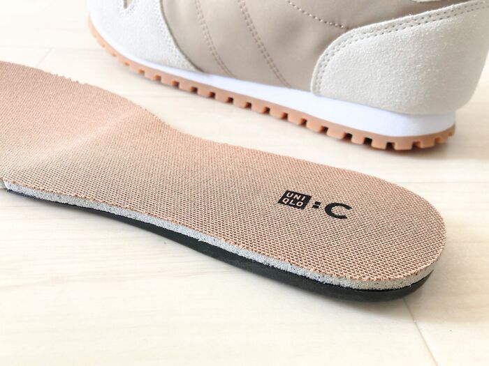 【ユニクロ：シー】40代の『春スニーカー』はナチュラルカラーが上品おしゃれ。履き心地もバツグンです♡