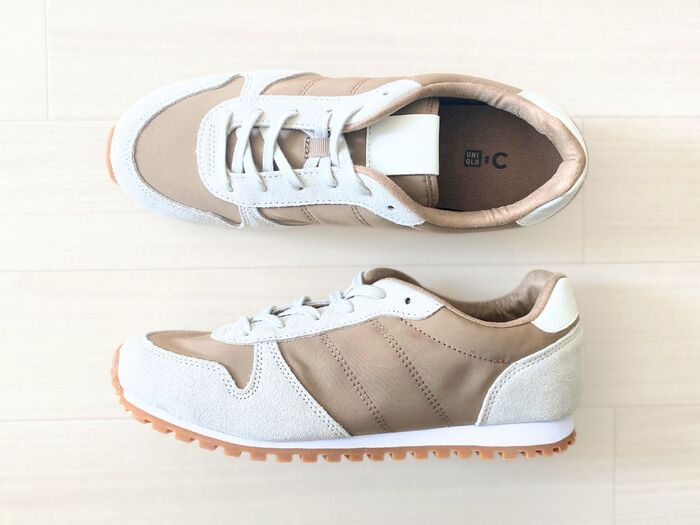 【ユニクロ：シー】40代の『春スニーカー』はナチュラルカラーが上品おしゃれ。履き心地もバツグンです♡