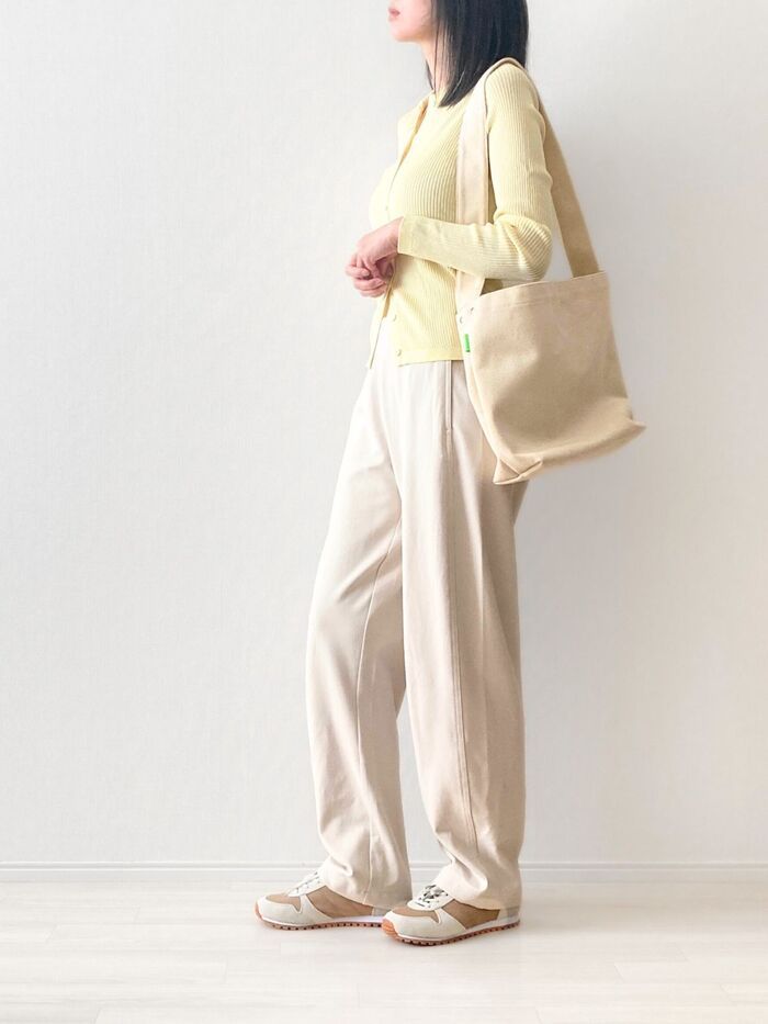 【ユニクロ：シー】40代の『春スニーカー』はナチュラルカラーが上品おしゃれ。履き心地もバツグンです♡