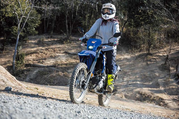 【アケボノこと 柳本曙光さん】全日本モトクロスレディースクラスの現役を退いたあとはALPHATHREEより貸与されるTT-R125LWEで野崎史高選手と共に本誌連載でトライアルテクニックを磨く。ちなみに二輪免許はもっていない