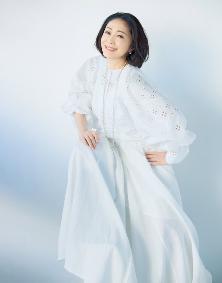 ブラウス¥99,000／ブラミンク（ブラミンク トーキョー）、スカート¥52,800／エンダレンス、ゴールドイヤカフ¥42,600、シ ルバーイヤカフ¥31,400／ともにトムウッド（トムウッド 青山店）、ネックレス／石川さゆりさん私物