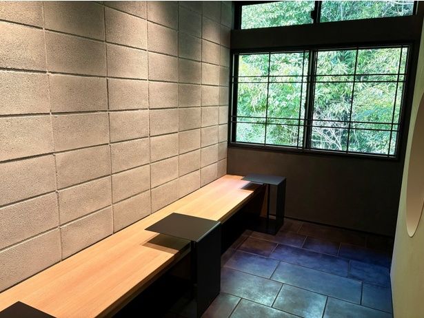 応接間の隣にある席からも緑たっぷりの風景が見られる