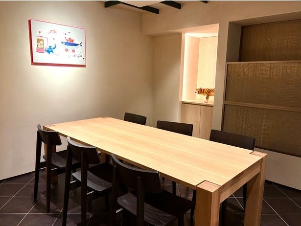 食卓。四季のおもちゃと暮らし、コーヒーをイメージしたアートがかわいらしい