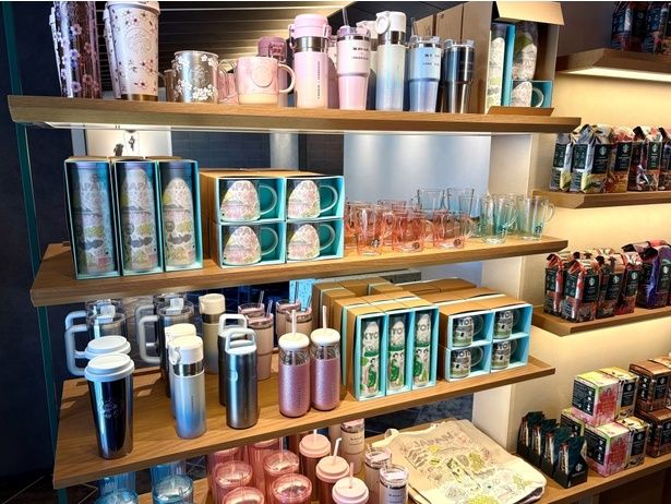 タンブラーやコーヒーが買える物販コーナー