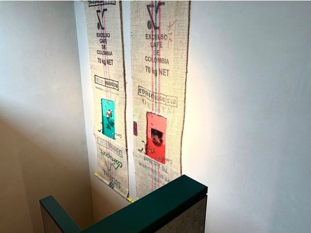 地下1階につながる階段にも、麻袋のアートが