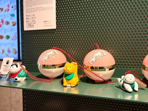 「縁起物チャーム」(1個/2700円)。「這児」「駒犬土鈴」「招き猫土鈴」の3種からランダムで1個入っている