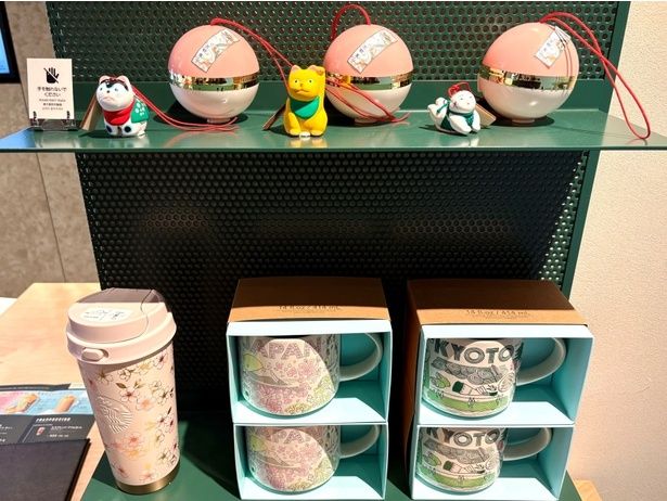 お土産にもぴったりな京都限定アイテムが並んでいる