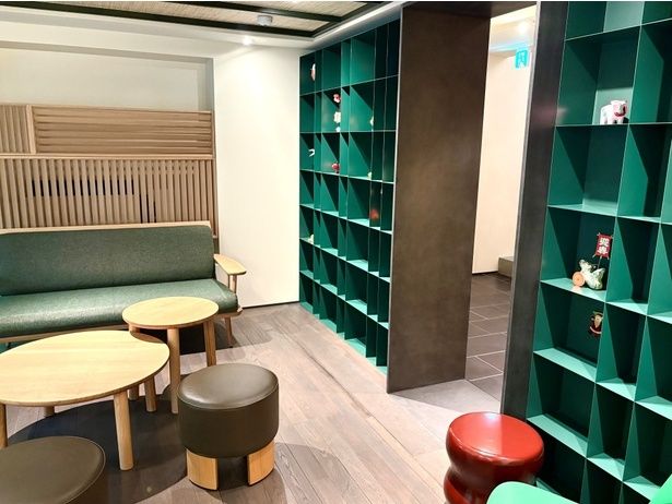 多数の伝統工芸品を設置し、日本の日常の中にコーヒーが自然にある風景と、コーヒーを楽しむ豊かさを表現