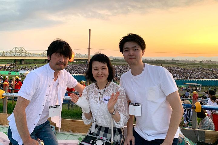 2019年8月3日、長岡まつり花火大会会場で、「十四代」高木さん(左)、筆者(中)、悠一さん