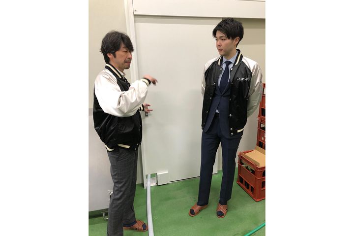 おそろいの「十四代」ロゴ入りジャンパーを着用する高木辰五郎さん(左)と悠一さん