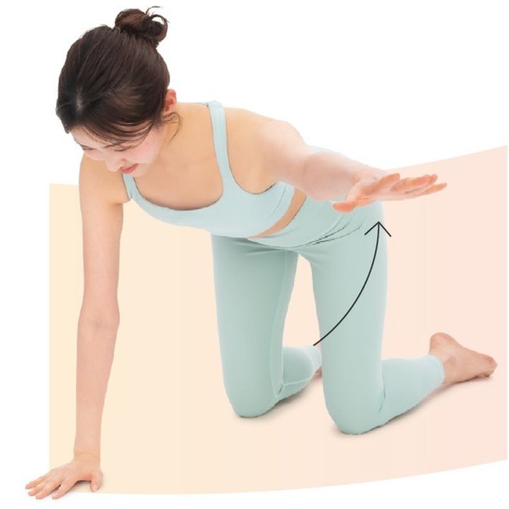 2～3. 左手を、左上を斜め45度前に伸ばし、内側にねじったまま深呼吸する。1に戻り、反対側も同様に行う。