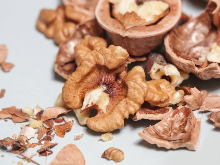 【小児科医が回答】近年、「ナッツアレルギー」が急増しています。特にクルミは重篤な症状を引き起こしやすく、アナフィラキシーなどの命に関わるリスクを伴うため、ピーナッツ同様、注意が必要です。分かりやすく回答します。（※画像：Shutterstock.com）