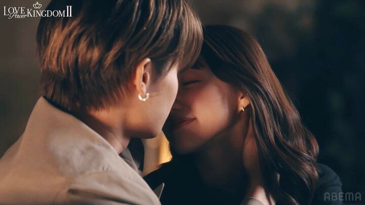 【写真・画像】「あなたとしかしてない」”神スタイル”童顔美女、夜のテラスで音が漏れるキス…王子様系モデルを見つめうっとり顔 2枚目