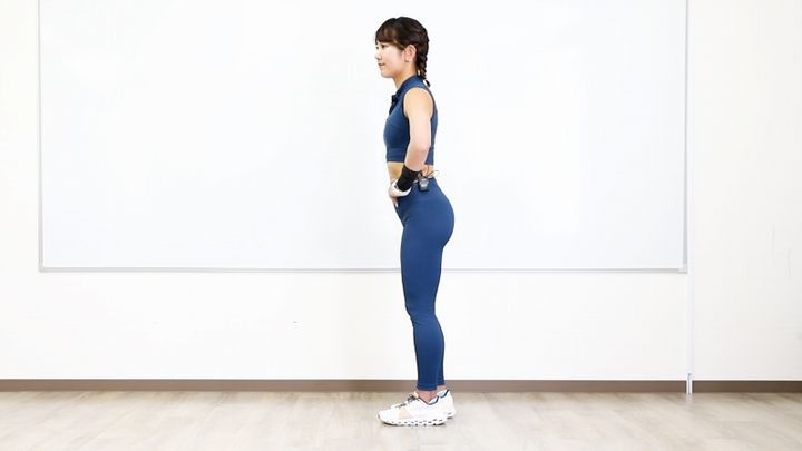 ヒップエクステンションのやり方1 足を肩幅に開いて立つ