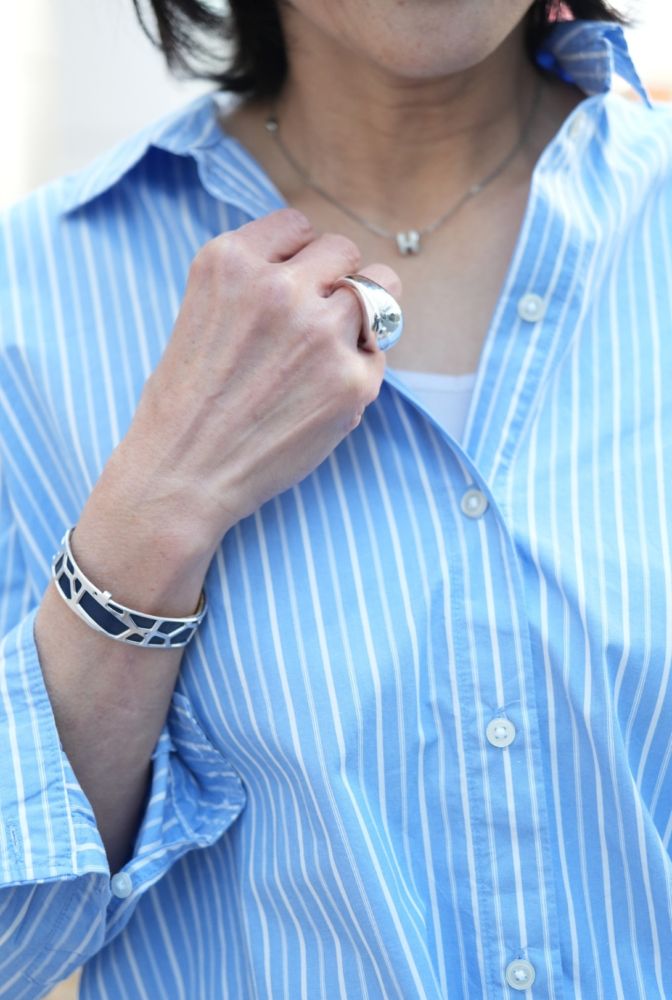 50代お手本スナップ_ブルーシャツと好相性のシルバーアクセサリーをアクセントに