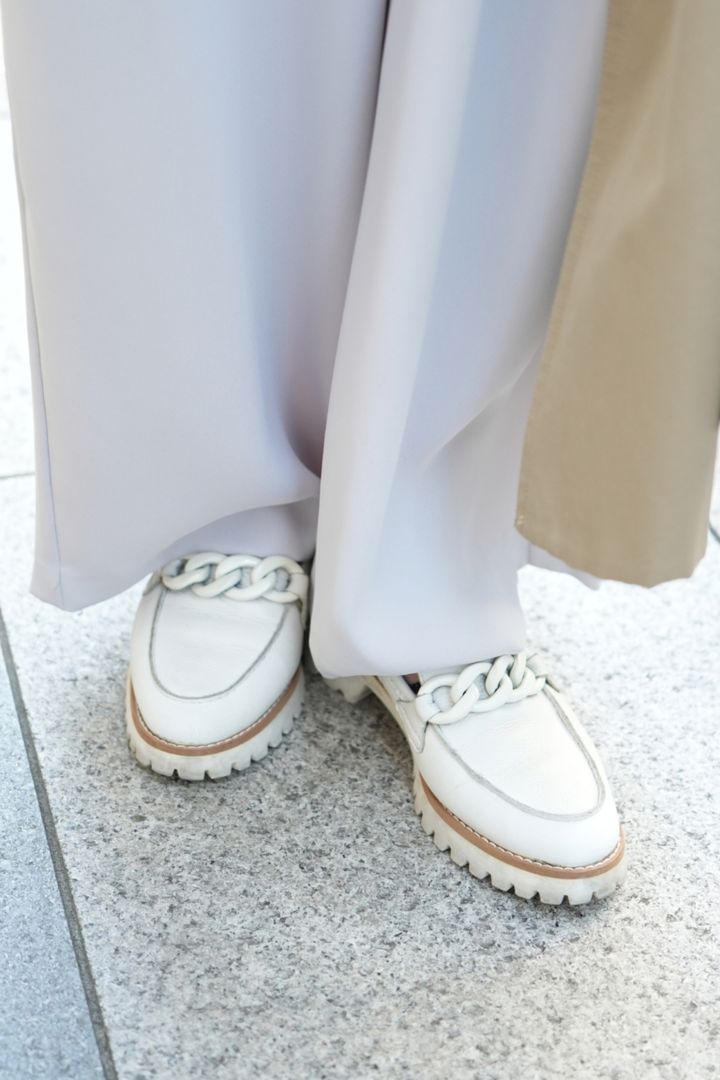 50代お手本スナップ_ホワイトシューズでIラインを強調