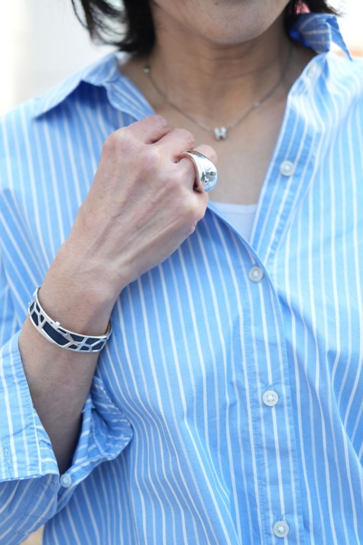 50代お手本スナップ_ブルーシャツと好相性のシルバーアクセサリーをアクセントに