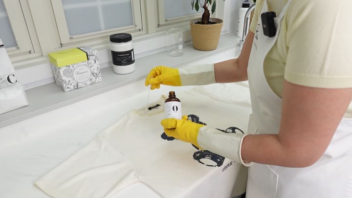 汚れに液体洗剤を塗布