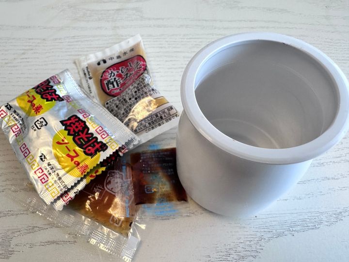 余ったタレなどを容器に入れておく