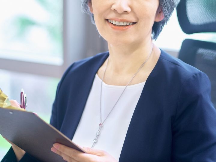 職場にいる還暦前後の独身女性たちを、後輩女性たちはいろんな思いで見ている。なんだかかっこいいと一目置かれる女性もいれば、「ただの孤独なアラ還」と思われている女性もいる。その違いはどんなところにあるのだろうか。※サムネイル画像：PIXTA