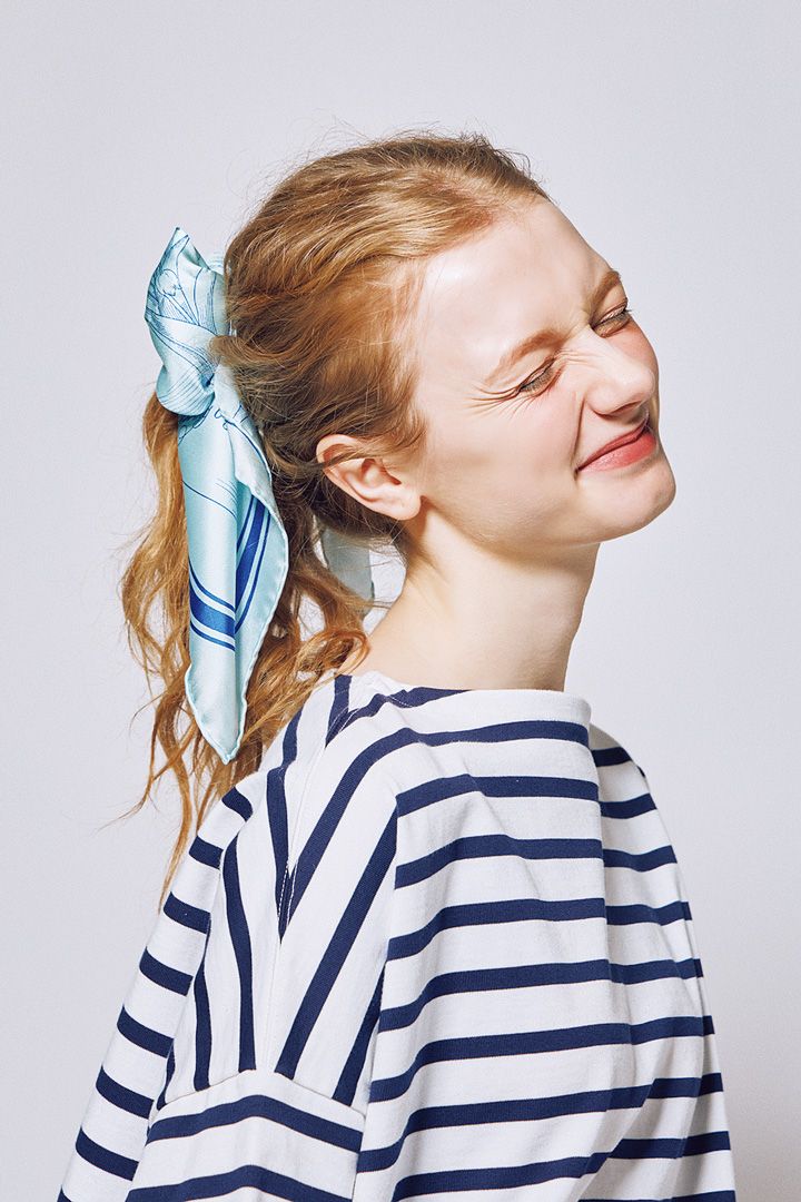 スカーフ1枚の威力がすごい！コーデがワンランクアップするおしゃれで簡単な巻き方4選