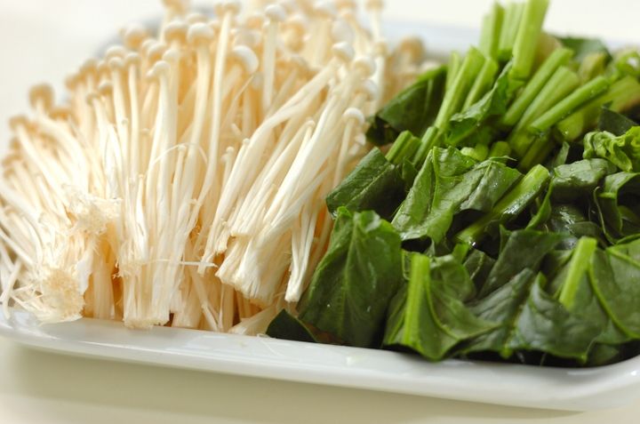 エノキとホウレン草のバターしょうゆの下準備1