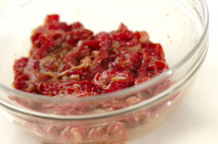 子供も大好き！簡単チンジャオロースの下準備1