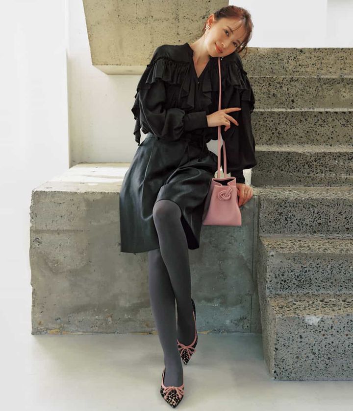 宮田聡子 黒ブラウス サテンハーフパンツ レオパードパンプス コーデ