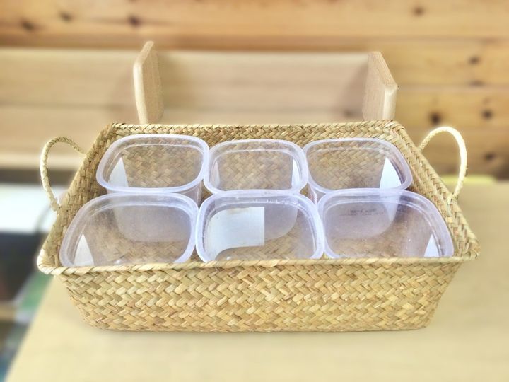 収納ボックスに味噌の空き容器をいれる